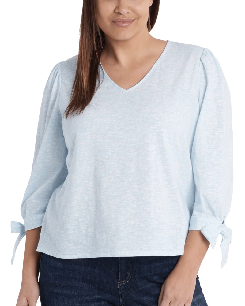 Front of a model wearing a size 1X Eloise Knit Top in BAY SKY by CeCe. | dia_product_style_image_id:263739